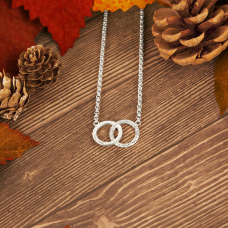 Zilveren ketting cadeau geven. Teken van verbintenis. Jubileum ketting