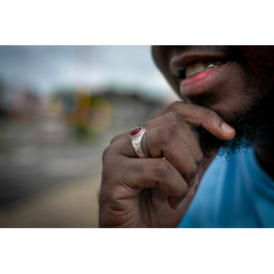 Surinaamse ring rode steen. Surinaamse sieraden. Surinaamse ring.